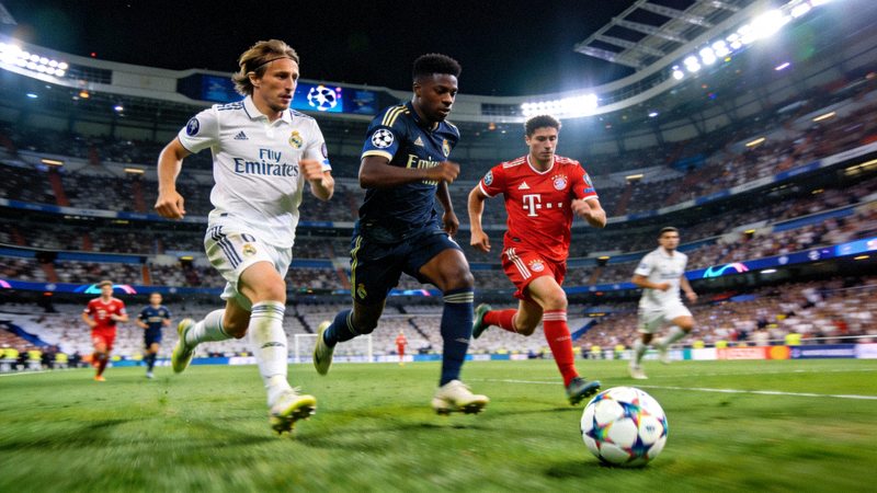 欧冠联赛皇家马德里队与拜仁慕尼黑队球员在伯纳乌球场内奔跑追逐足球